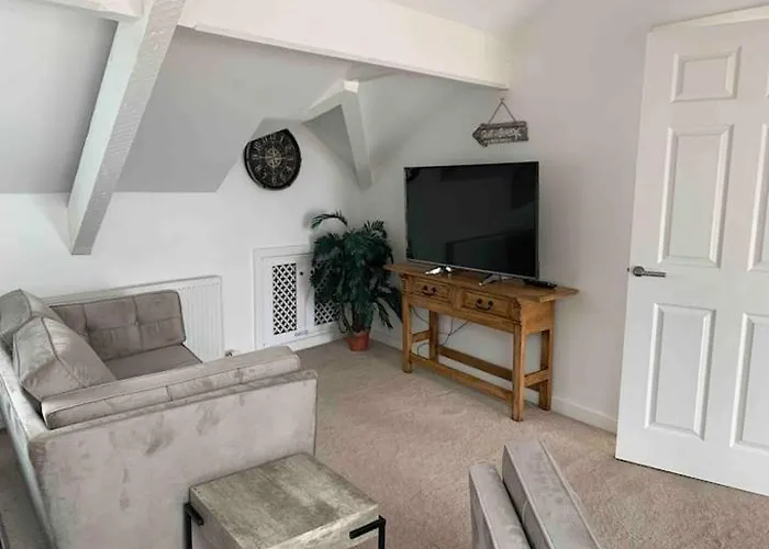 Lovely 2 Bedroom Modern Loft Apartment Sea View